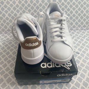 Women’s Advantage size US 5 
White/ Gold Metallic